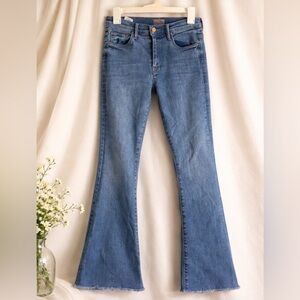 MOTHER  Denim - The Weekender Fray in A Groovy Kind of Love. Size 26.